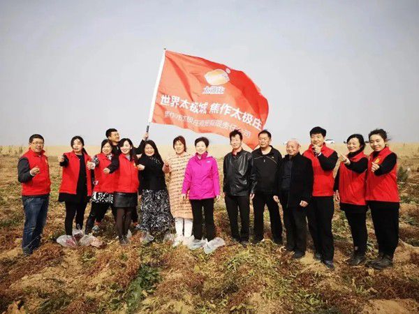 11月12日，眾人翹首以盼的太極莊山藥采挖活動在太極莊公司的溫縣·富硒鐵棍山藥標(biāo)準(zhǔn)化種植基地拉開帷幕